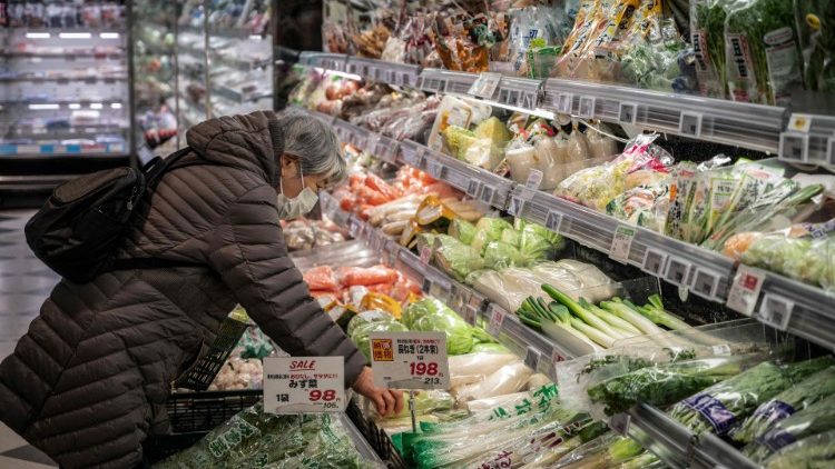Una donna fa la spesa in un supermercato