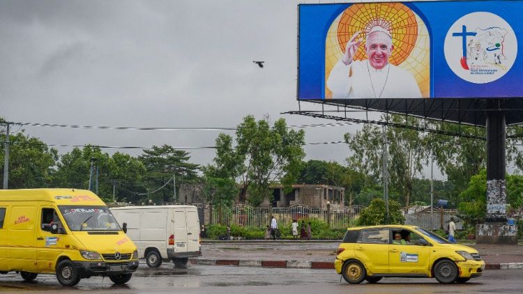 காங்கோ நாட்டில் திருத்தந்தைக்கு  வைக்கப்பட்டுள்ள வரவேற்பு பதாகைகள்