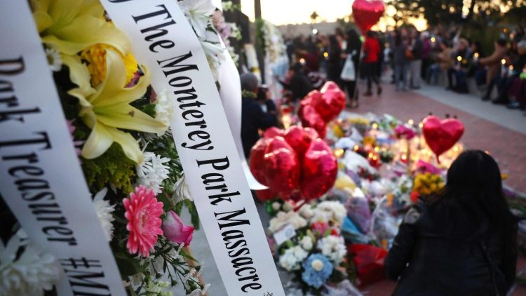 Velas acesas e flores na viglia realizada em Monterey Park para as پ do tiroteio