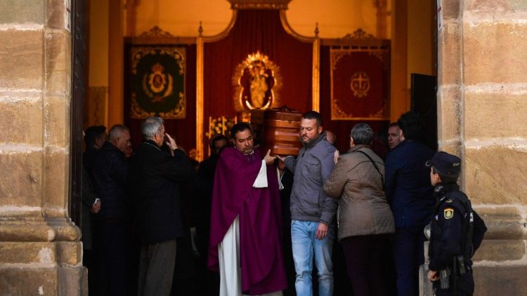 Le cercueil du sacristain Diego Valencia, assassiné par un terroriste le 25 janvier 2023 à Algésiras en Espagne. 