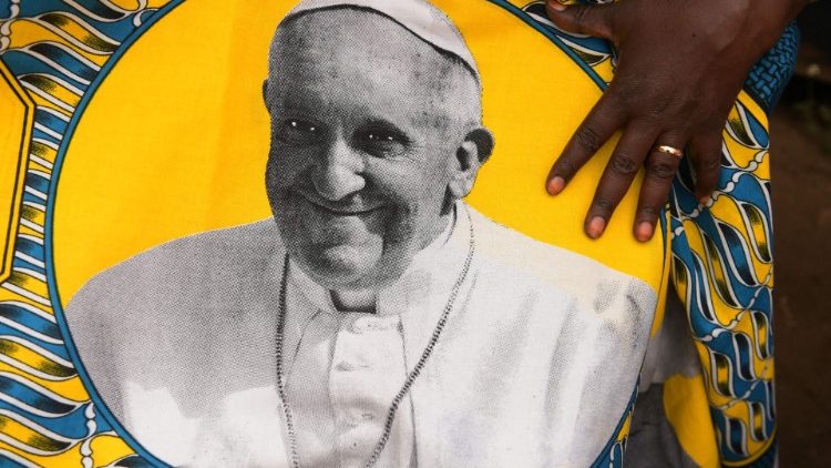 Uma mulher sul-sudanesa segura um tecido impresso com o retrato do Papa Francisco enquanto os preparativos continuam antes de sua visita a Juba.  (Simão MAINA/AFP)