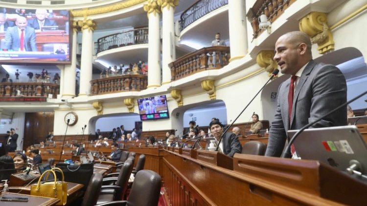 A session of the plenary in which Peruvian lawmakers voted for early general elections.