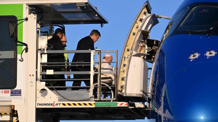 Papa Francisco embarcando no voo que o levar  Kinshasa