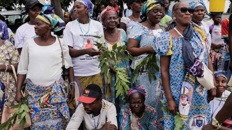 Des Congolaises attendent le Pape à la sortie de l'aéroport de N'Djili