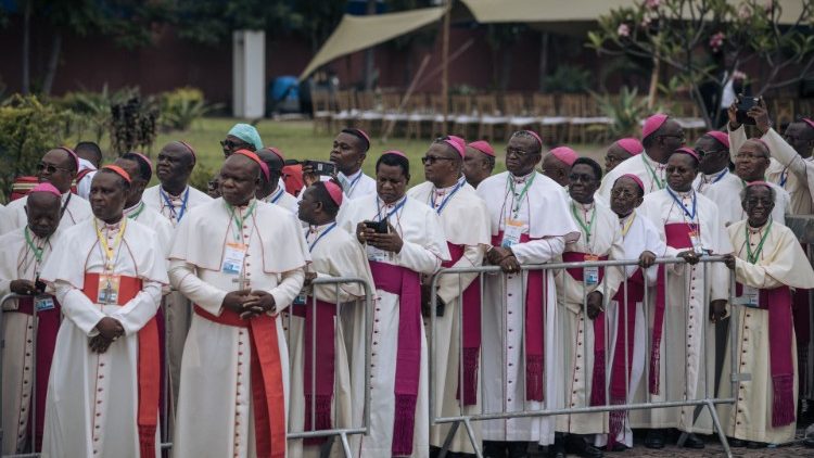 Des évêques  à l'aéroport de N'djili, à Kinshasa, pour l'accueil du Saint-Père