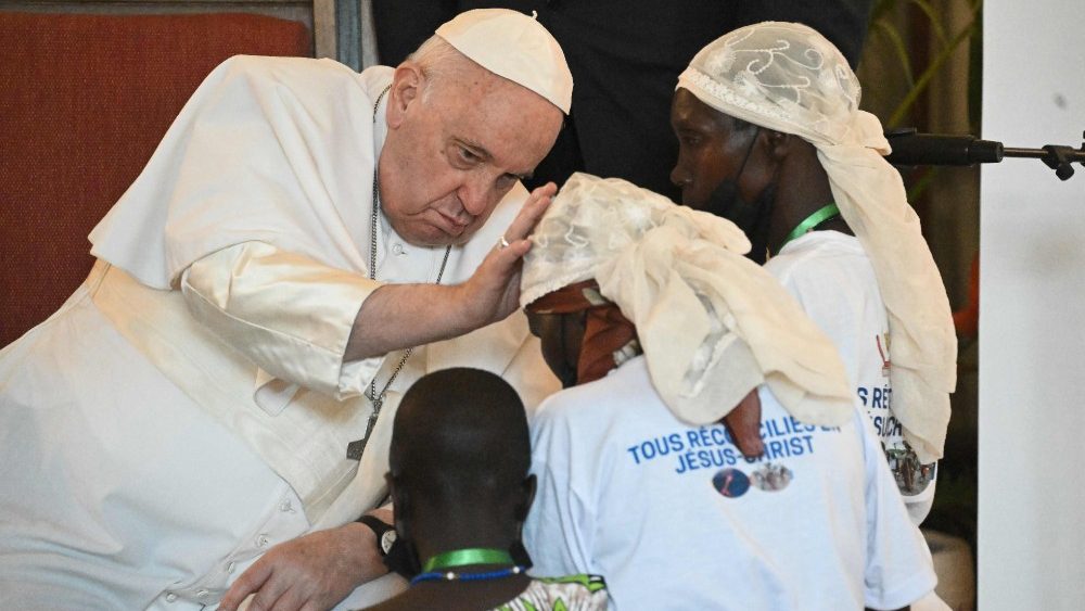 Im Saal der Nuntiatur in Kinshasa: Franziskus trifft Opfer von Gewalt aus dem Osten des Kongo