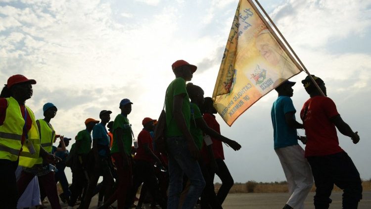 Ni hija ya amani kwa kutembea na miguu vijana wa Jimbo la Rumbek ili wakutane na Papa Francisko huko Juba