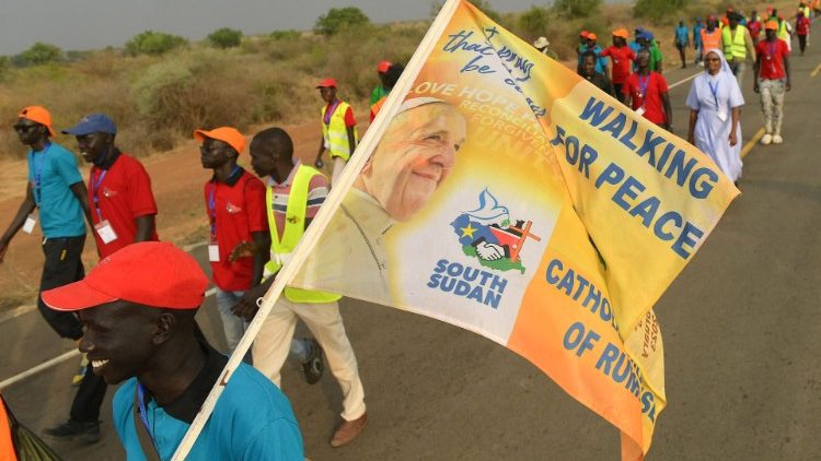 Cerca de 60 jovens peregrinos e líderes espirituais chegam à vila de Bori, nos arredores de Juba, em 2 de fevereiro de 2023, depois de caminharem a maior parte do caminho desde a cidade central de Rumbek, uma jornada de cerca de 400 quilômetros, pela paz antes da visita do Papa Francisco a Sudão do Sul de 3 a 5 de fevereiro de 2023. (Foto de Simon MAINA/AFP)