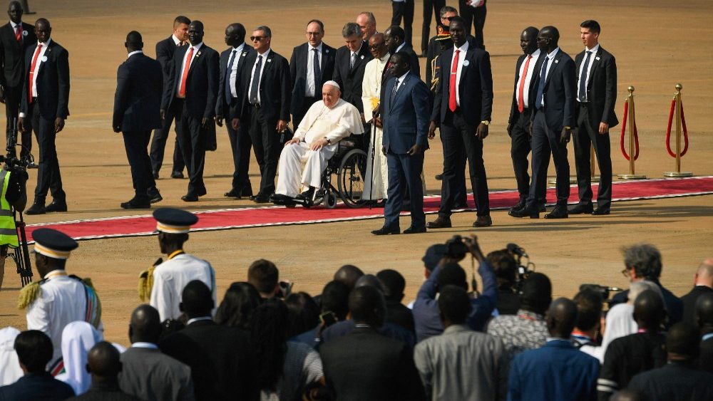 O Papa Francisco (C), sentado em uma cadeira de rodas, chega ao Aeroporto Internacional de Juba em Juba, Sud?o do Sul, em 3 de fevereiro de 2023. (Foto de SIMON MAINA/AFP)