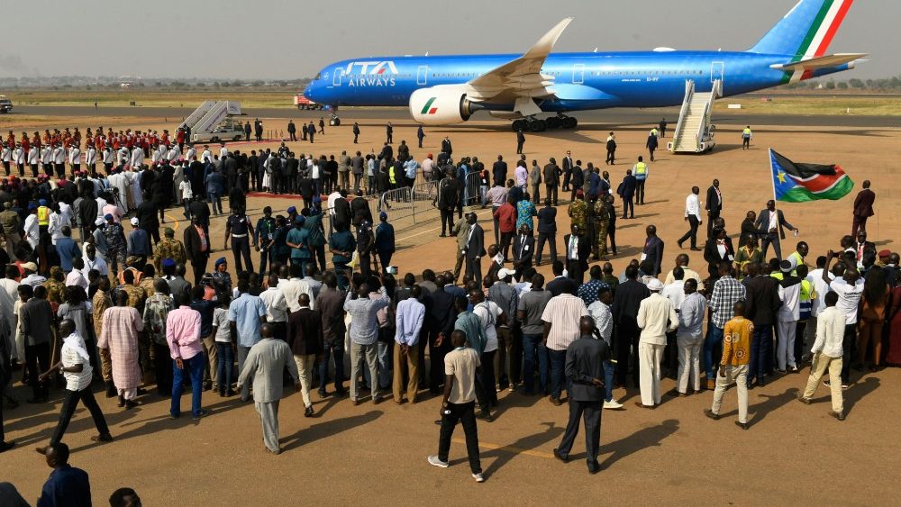 Sul-sudaneses  espera do desembarque do Papa Francisco no Aeroporto Internacional de Juba, Sud?o do Sul, em 3 de fevereiro de 2023. (Foto de SIMON MAINA/AFP)