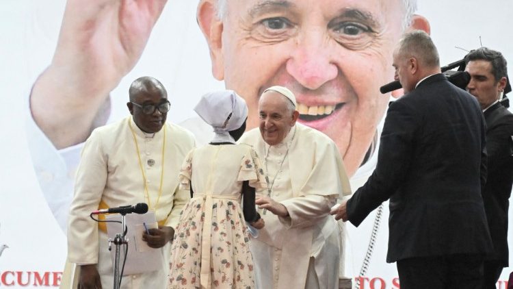 Papie? Franciszek i Nyakuor Rebecca podczas spotkania Ojca ?wi?tego z uchod?cami wewn?trznymi w Sudanie Po?udniowym, 4 lutego 2023