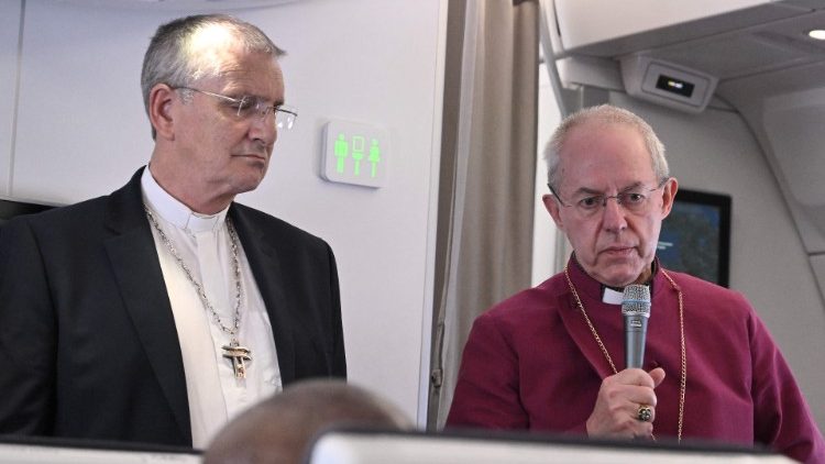 Abp Welby podczas konferencji prasowej na pok?adzie samolotu