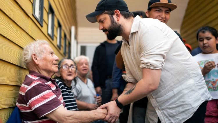Le président chilien Gabriel Boric rend visite à des Chiliens dans la région d'Araucania, touchée par des incendies, le 5 février 2023. 