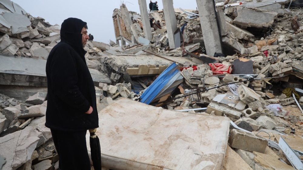 Srio desconsolado ao lado dos escombros de um prdio aps um terremoto na cidade de Zardana, no interior da provncia de Idlib, no noroeste da , no incio de 6 de fevereiro de 2023.  (Foto de Mohammed AL-RIFAI / AFP)