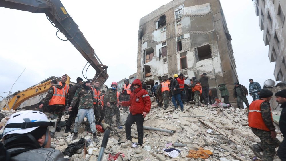 Equipes de resgate srias procuram sobreviventes sob os escombros aps um terremoto de magnitude 7,8 na cidade de Hama, controlada pelo governo, no centro da , em 6 de fevereiro de 2023. - Um terremoto de magnitude 7,8 atingiu a Turquia e a  no incio de 6 de fevereiro, matando centenas de pessoas. eles dormiram, derrubando prdios e enviando tremores que foram sentidos at a ilha de Chipre, Egito e Iraque. (Foto de LOUAI BESHARA / AFP)