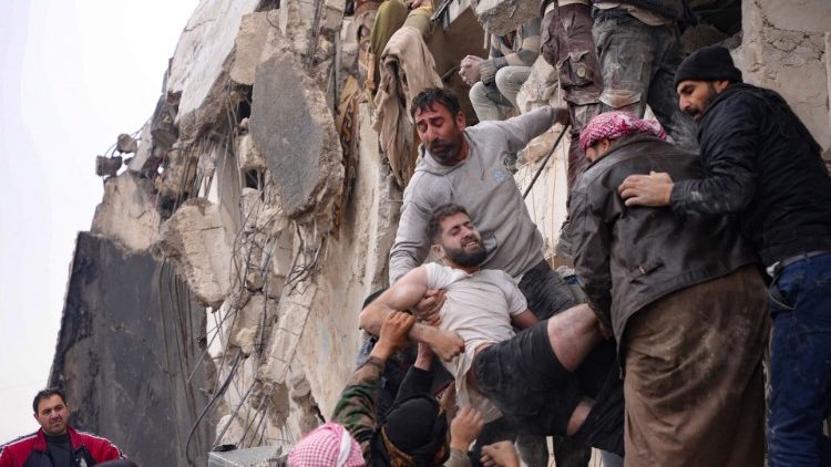 Wyci?ganie ludzi spod gruzw po trz?sieniu ziemi, Aleppo, Syria, 6 lutego 2023