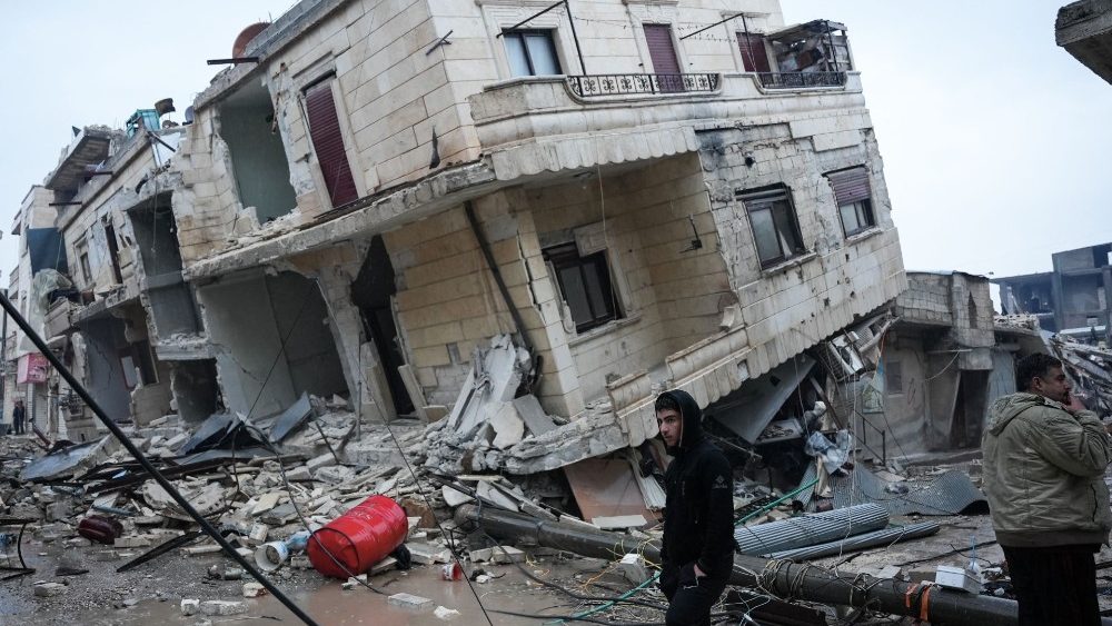 Moradores em frente a um prdio que desabou aps um terremoto na cidade de Jandaris, no interior da cidade de Afrin, no noroeste da Sria, na parte controlada pelos rebeldes da provncia de Aleppo, em 6 de fevereiro de 2023. (Foto de Rami al SAYED/AFP)
