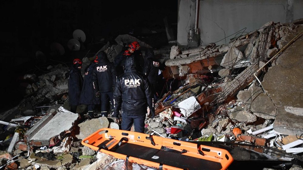 Equipes de resgate procuram entre os escombros de edifcios em Kahramanmaras, na Turquia, depois que um terremoto de magnitude 7,8 atingiu o sudeste do pas em 7 de fevereiro de 2023. (Foto de OZAN KOSE/AFP)