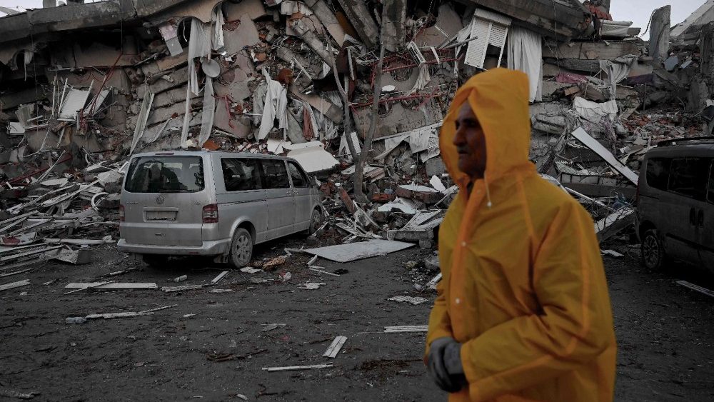 Um homem passa pelos escombros de prdios desabados em Kahramanmaras, em 7 de fevereiro de 2023, um dia aps um terremoto de magnitude 7,8 atingir o sudeste da Turquia. (Foto de OZAN KOSE/AFP)