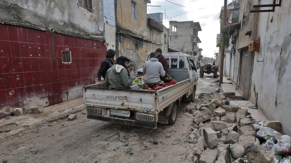 Homens srios transportam vtimas na traseira de uma caminhonete em 7 de fevereiro de 2023, na cidade de Jandairis, na parte controlada pelos rebeldes da provncia de Aleppo, enquanto as opera??es de busca e resgate continuam aps um terremoto mortal. (Foto de Bakr ALKASEM/AFP)