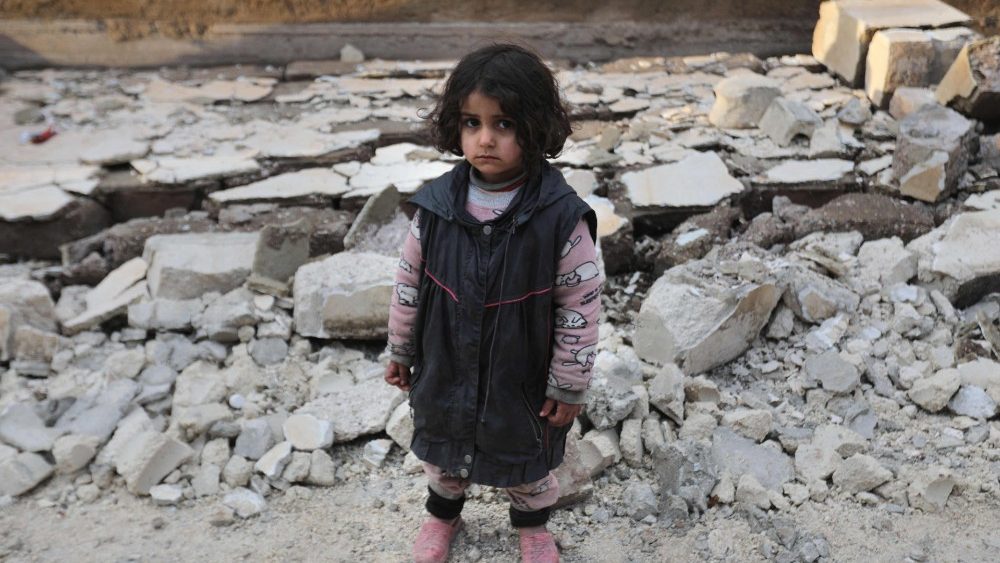 Uma menina sria junto aos escombros de um prdio que desabou em 7 de fevereiro de 2023, na cidade de Jandairis, enquanto as opera??es de busca e resgate continuam aps um terremoto mortal. (Foto de Bakr ALKASEM/AFP)