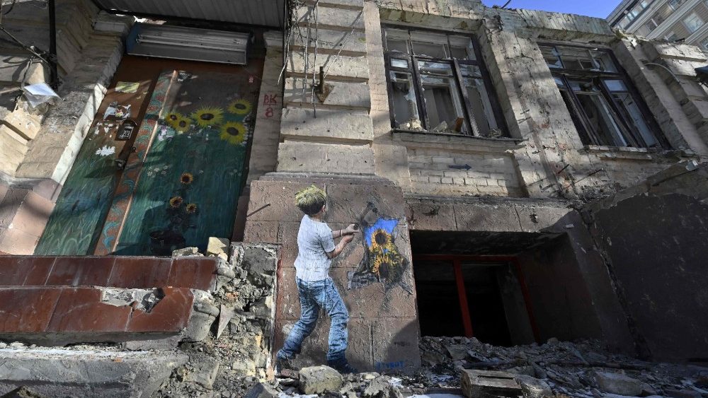 Uma fotografia tirada em 8 de fevereiro de 2023 mostra um mural do artista urbano italiano Tvboy na parede de um prdio residencial destrudo em Kyiv, durante a invas?o russa da Ucr?nia. (Foto de Genya SAVILOV / AFP)