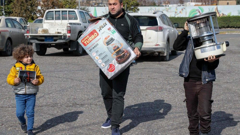 Os iraquianos doam aquecedores em Arbil, capital da regi?o curda aut?noma do norte do Iraque, em 9 de fevereiro de 2023, para serem enviados  Turquia e   aps um terremoto mortal que atingiu os dois pases h dois dias. (Foto de SAFIN HAMED/AFP)