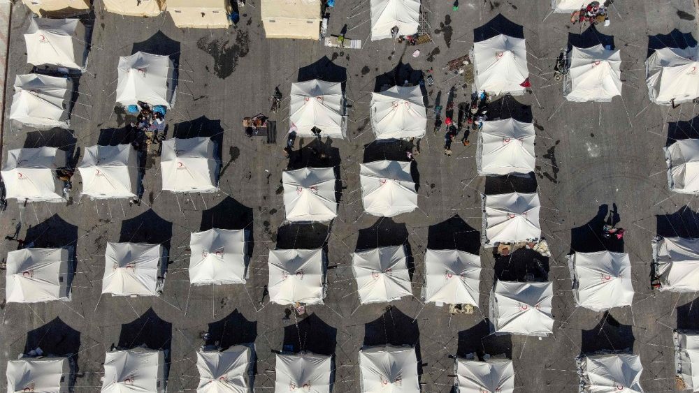 Uma foto area mostra um abrigo improvisado para pessoas que ficaram desabrigadas, na cidade de Jindayris, controlada pelos rebeldes, em 8 de fevereiro de 2023, dois dias depois que um terremoto mortal atingiu a Turquia e a . (Foto de Rami al SAYED/AFP)