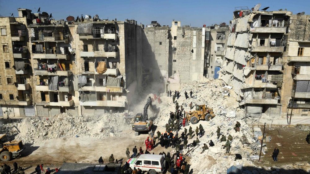 Soldados srios em busca de sobreviventes son escombros de prdio desabado em Aleppo. (Photo AFP)