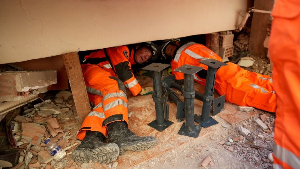 Esta fotografia de folheto disponibilizada pela Agncia Su?a para o Desenvolvimento e Coopera??o (SDC) da FDFA em 9 de fevereiro de 2023 mostra dois membros da equipe de resgate su?a se preparando para procurar sobreviventes sob os escombros de edifcios desmoronados aps um grande terremoto em 6 de fevereiro. em Antakya, na provncia de Hatay, em 8 de fevereiro de 2023. (Foto de Michael FICHTER / FDFA / AFP)
