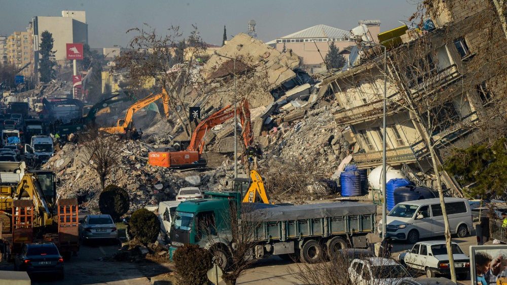 Escavadeiras trabalham entre os escombros de edifcios desabados em Adiyaman, Turquia, em 9 de fevereiro de 2023, trs dias aps um terremoto de magnitude 7,8 atingir o sudeste da Turquia. (Foto de Ilyas AKENGIN / AFP)