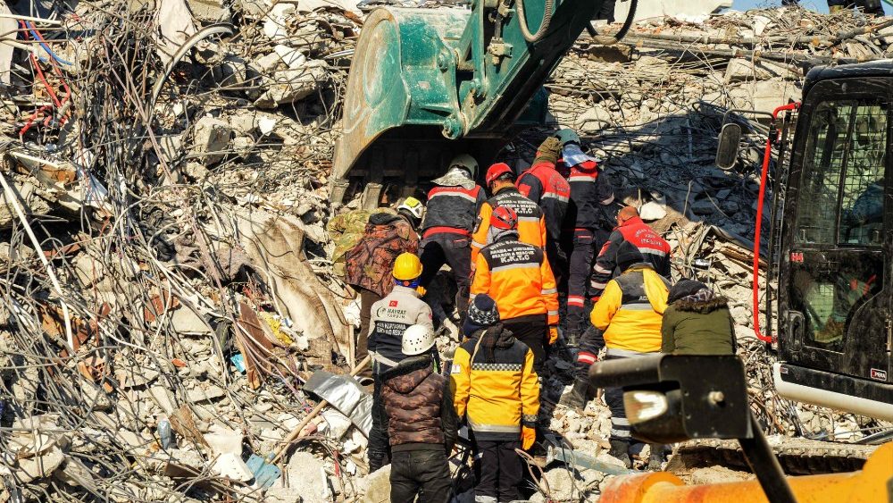 Equipes de resgate realizam opera??es de busca entre os escombros de edifcios desabados em Adiyaman, na Turquia, em 9 de fevereiro de 2023, trs dias aps um terremoto de magnitude 7,8 atingir o sudeste da Turquia. (Foto de Ilyas AKENGIN / AFP)