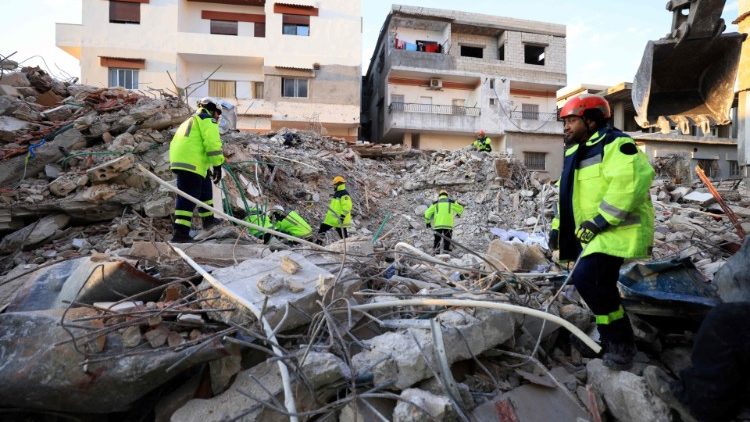 In Siria una squadra di soccorritori cerca superstiti tra le macerie (Afp)