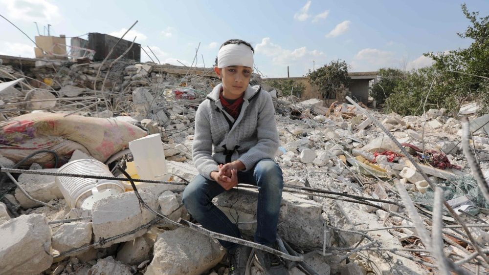 Um menino srio, que perdeu sua famlia e tambm foi ferido como resultado do terremoto mortal que atingiu a Turquia e a , senta-se em meio aos escombros da casa de sua famlia na cidade de Jindayris, na parte controlada pelos rebeldes da provncia de Aleppo, na , em fevereiro 11, 2023. (Foto de Bakr ALKASEM/AFP)