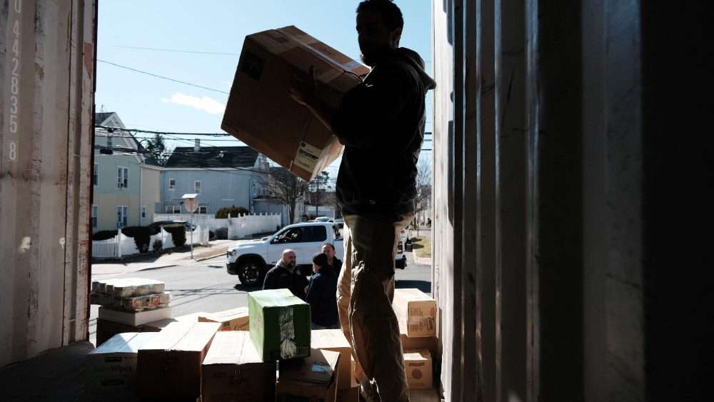 Voluntrios coletam itens doados para as vtimas do terremoto turco e srio em um quartel de bombeiros em 11 de fevereiro de 2023 em Paterson, Nova Jersey. Spencer Platt/Getty Images/AFP