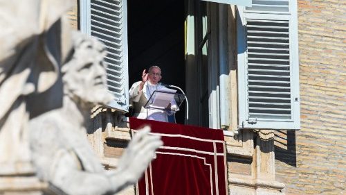 El Papa en el ángelus: El Señor nos desafía a no responder al mal con el mal