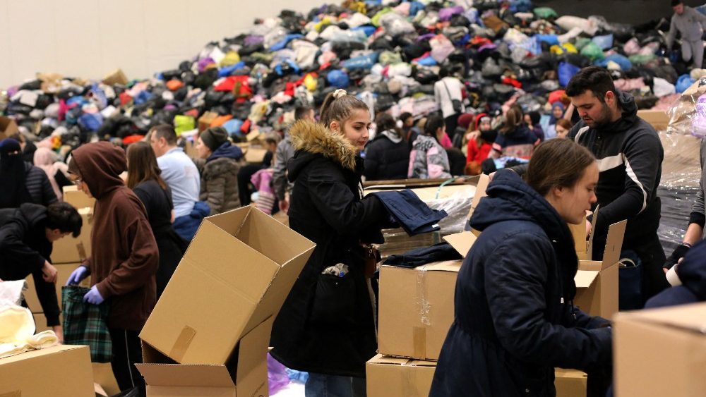 Voluntrios da organiza??o n?o governamental local 'Pomozi.ba' ajudam a separar e embalar doa??es, em Sarajevo, em 13 de fevereiro de 2023. (Foto de ELVIS BARUKCIC / AFP)