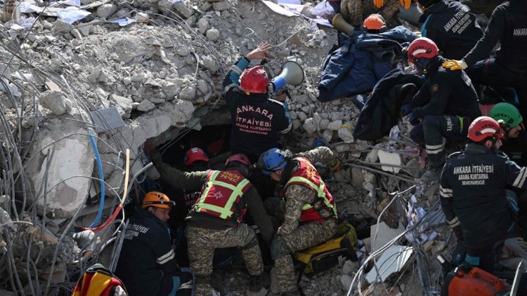 Los bomberos de Ankara y los equipos de bsqueda y rescate de Kirgiz buscan entre los escombros de los edificios derrumbados en Kahramanmaras el 14 de febrero de 2023.