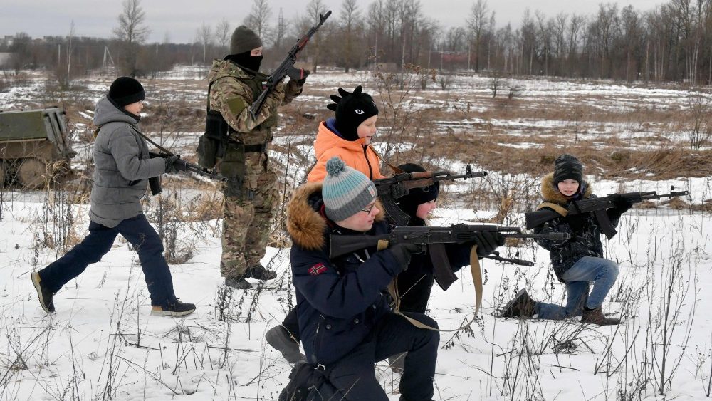 Crian?as manuseiam armas em em S?o Petersburgo, Rssia, em 28 de janeiro de 2023.  (Foto de Olga MALTSEVA/AFP)