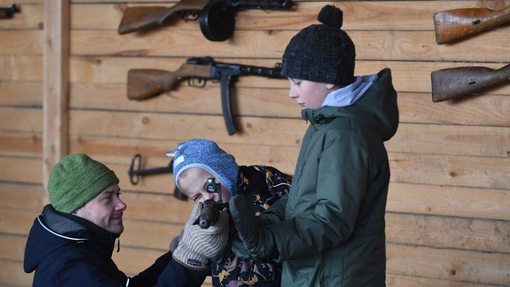Crian?as manuseiam armas em em S?o Petersburgo, Rssia, em 28 de janeiro de 2023.  (Foto de Olga MALTSEVA/AFP)