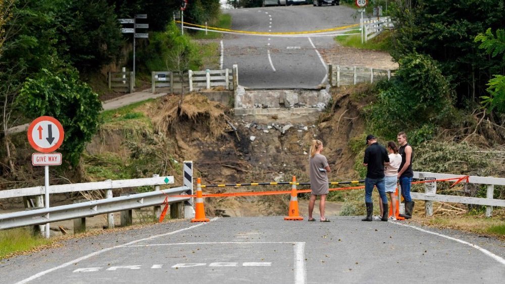 Esta foto mostra os restos da ponte Puketapu que foi arrastada durante o ciclone Gabrielle perto de Napier em 16 de fevereiro de 2023. - A Nova Zel?ndia est em estado de emergncia nacional depois que o ciclone Gabrielle atingiu sua costa norte em 12 de fevereiro. )