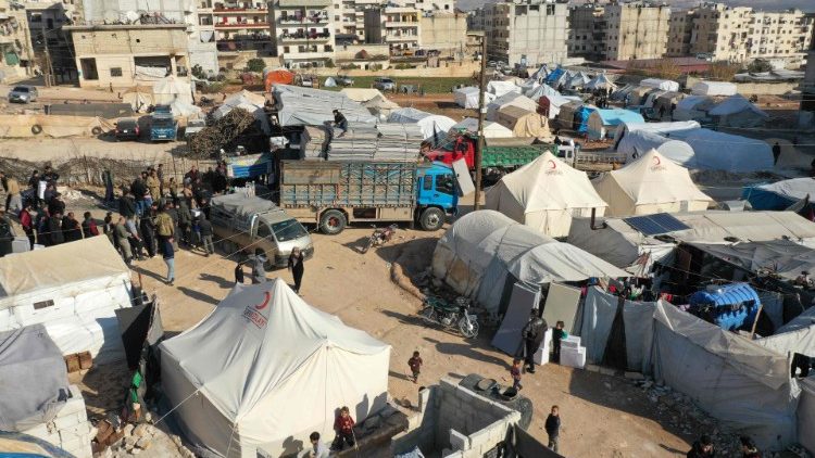 Distribution de matelas à Afrin, dans une partie de la province d'Alep tenue par des rebelles.