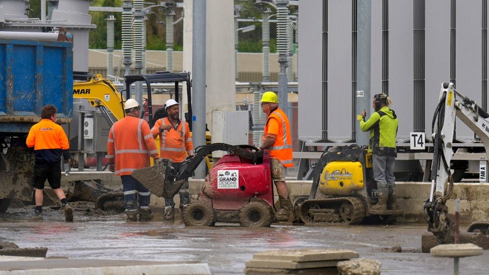 Trabalhadores limpam a lama e os detritos da subesta??o Redclyffe aps o ciclone Gabrielle em Napier em 17 de fevereiro de 2023. - A Nova Zel?ndia est em estado de emergncia nacional depois que o ciclone Gabrielle atingiu sua costa norte em 12 de fevereiro. (Foto da AFP)