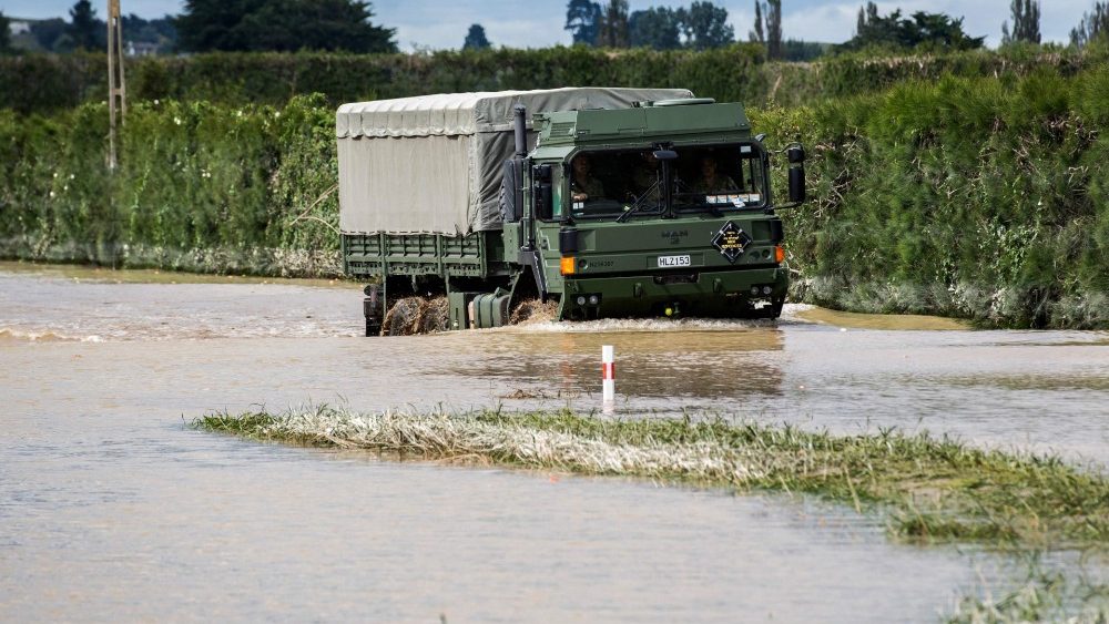 Foto tirada em 16 de fevereiro de 2023 e recebida em 17 de fevereiro da For?a de Defesa da Nova Zel?ndia mostra um caminh?o do exrcito  em estrada inundada perto de Napier. - A Nova Zel?ndia est em estado de emergncia nacional depois que o ciclone Gabrielle atingiu sua costa norte em 12 de fevereiro. (Foto de PLTOFF Callum Post / For?a de Defesa da Nova Zel?ndia / AFP