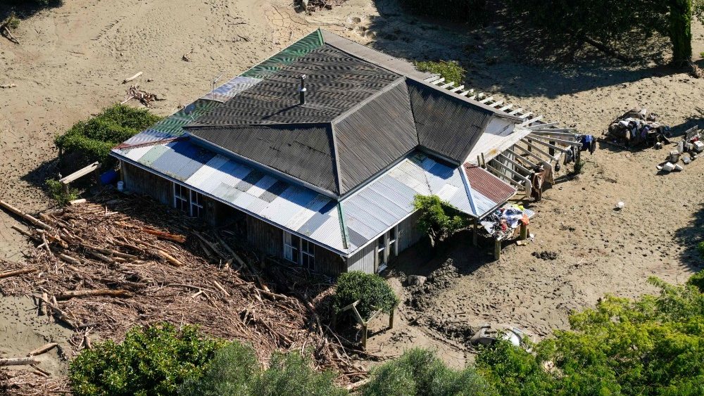 Uma vista area mostra casas danificados pelo ciclone Gabrielle no vale de Esk, perto de Napier, em 18 de fevereiro de 2023 (Foto da AFP)