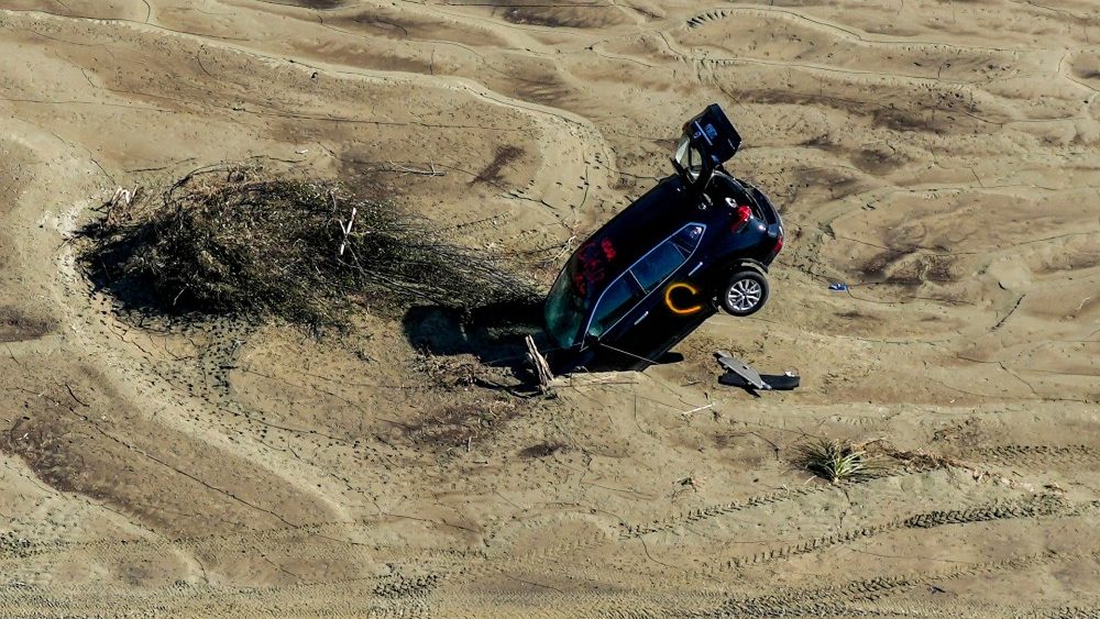 Um carro preso na areia  visto aps o ciclone Gabrielle no vale de Esk, perto de Napier, em 18 de fevereiro de 2023. ( Foto AFP) 