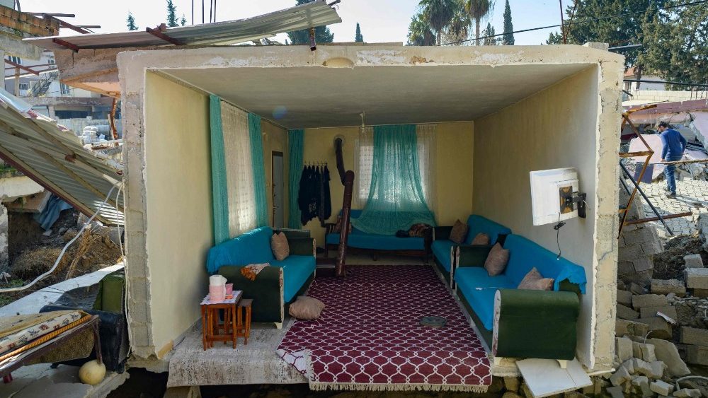 Vista de uma sala de estar em Demirkopru, uma pequena aldeia turca destruda agora dividida por uma grande rachadura em Hatay em 18 de fevereiro de 2023. (Photo by Yasin AKGUL / AFP)