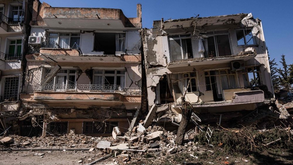 Esta fotografia tirada em 18 de fevereiro de 2023 mostra edifcios desmoronados na cidade de Antakya (Foto de Sameer Al-DOUMY / AFP)