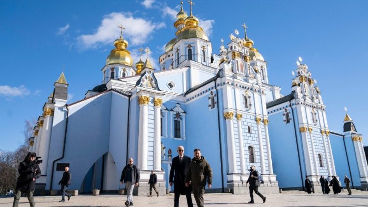 O presidente dos EUA Joe Biden (C-L) caminha com o presidente ucraniano Volodymyr Zelensky (C-R) na Catedral de Cúpula Dourada de São Miguel durante uma visita não anunciada, em Kiev, em 20 de fevereiro de 2023. Foto de Evan Vucci / POOL / AFP)