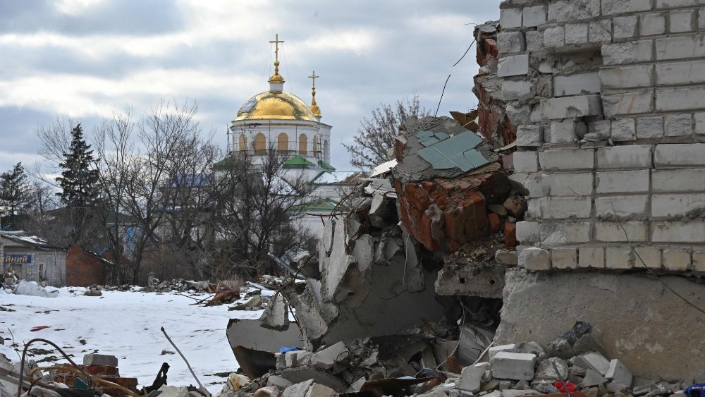 Esta fotografia tirada em 22 de fevereiro de 2023 mostra uma igreja ortodoxa destruda na vila de Terny, regi?o de Donetsk, em meio  invas?o militar da Rssia na Ucr?nia. (Foto de ANATOLII STEPANOV/AFP)
